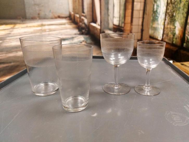 Unieke antieke glazen met gegraveerde gecirkelde rand, Antiek en Kunst, Antiek | Glas en Kristal, Ophalen
