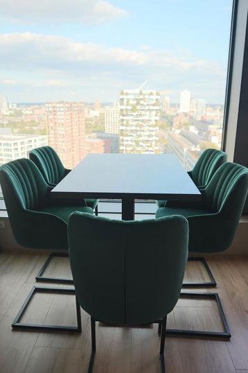 Eettafel met 5 luxe stoelen (Bartafel en barstoelen) beschikbaar voor biedingen