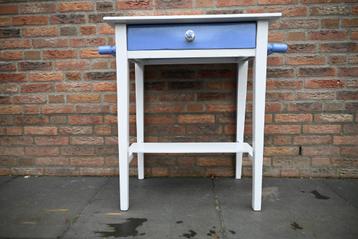 Blauw wit bijzettafel beschikbaar voor biedingen