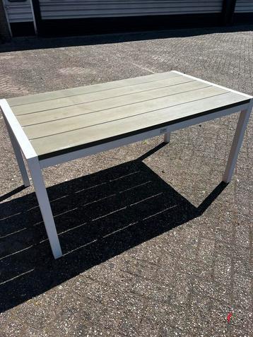 Buitentafel Bois Le Duc – modern design beschikbaar voor biedingen