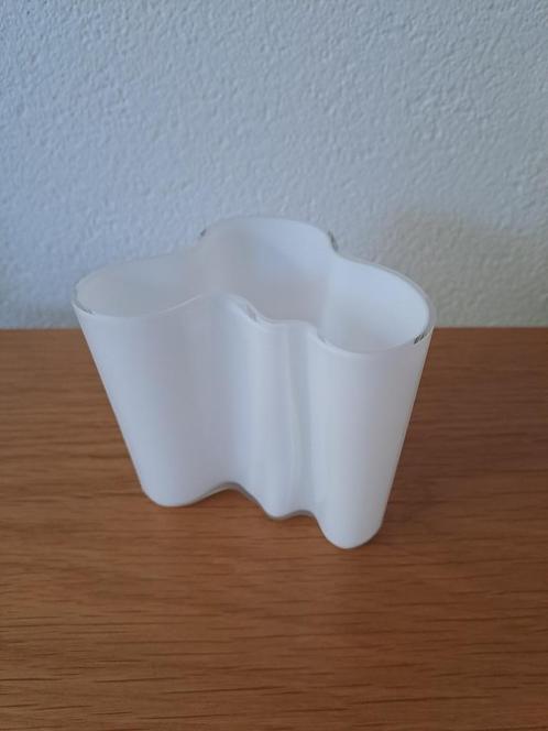 Vaas Iittala Alvar Aalto 9,5 cm hoog, Huis en Inrichting, Woonaccessoires | Vazen, Gebruikt, Wit, Minder dan 50 cm, Glas, Ophalen of Verzenden