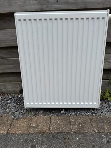 Radiator wit 60x70x10, kraan, beugels, onderblok H met kraan beschikbaar voor biedingen