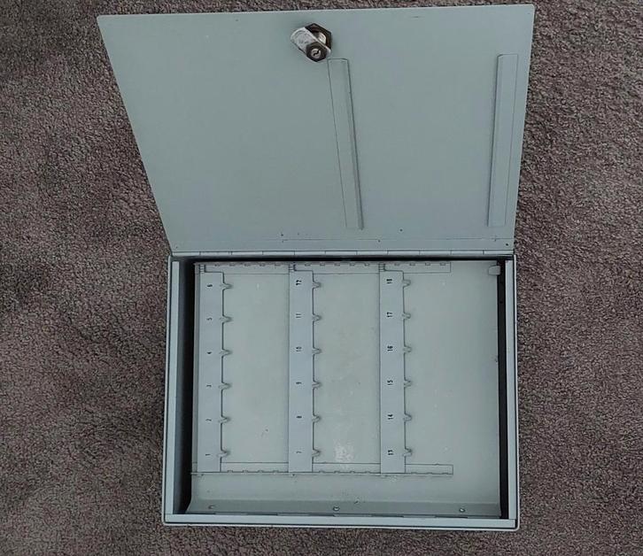 Vintage Sleutelkluis met Slot Breedte 25, lengte 32cm, Huis en Inrichting, Kasten | Lockerkasten, Gebruikt, Ophalen