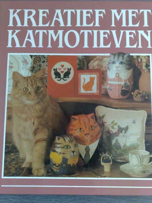 Boek = Kreatief met kat motieven, Hobby en Vrije tijd, Borduren en Borduurmachines, Zo goed als nieuw, Patroon, Verzenden