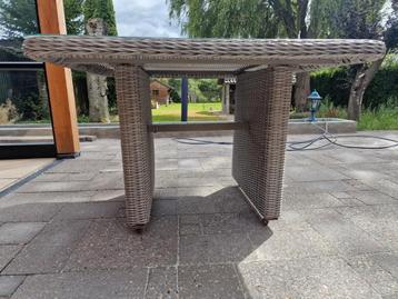 Vierkante tuintafel met glas beschikbaar voor biedingen