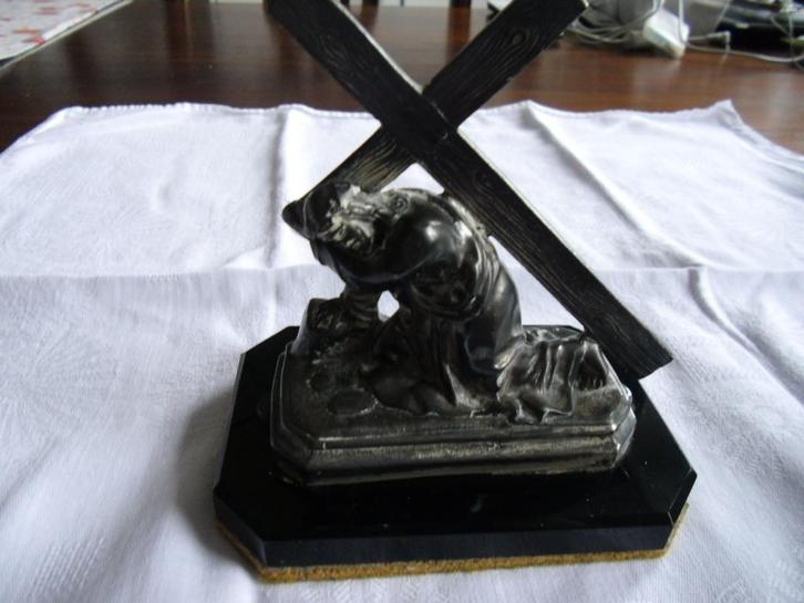 KRUISWEGSTATIE: op zwarte sokkel*Jezus draagt zijn kruis, Antiek en Kunst, Antiek | Religie, Ophalen of Verzenden