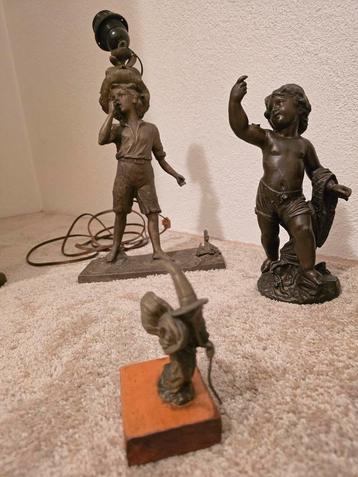 3 Bronzen beelden: Jongen&zwaan,Jongen& armhoog,Man&puntmuts beschikbaar voor biedingen