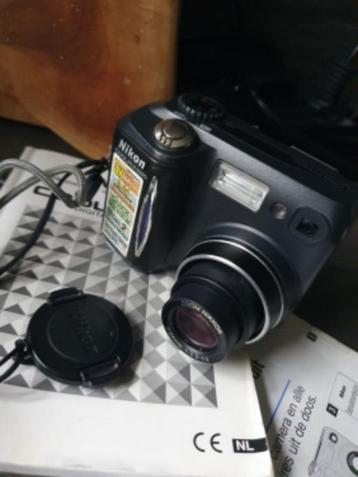 Zeer nette werkende Nikon Coolpix 885 zoom camera met access beschikbaar voor biedingen