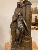 Antiek groot legering vrouwenbeeld tegen muur73 cm hoog, Antiek en Kunst, Antiek | Klokken, Ophalen