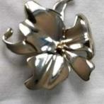 mooie opvallende bloem broche, Overige materialen, 4 tot 7 cm, Verzenden, Zo goed als nieuw