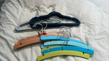 Diverse kinderkledinghangers beschikbaar voor biedingen