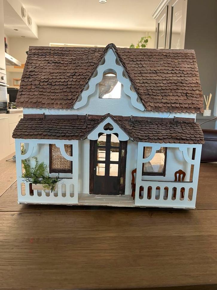 Zelfgemaakt poppenhuis met meubels, Verzamelen, Poppenhuizen en Toebehoren, Gebruikt, Poppenhuis, Ophalen