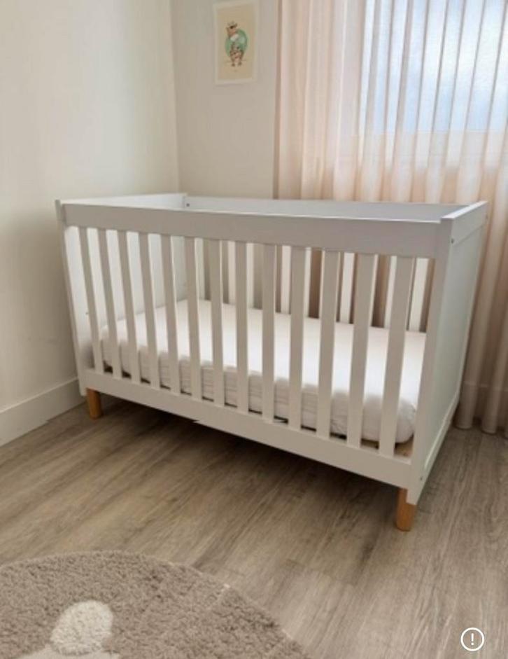 Cabino Ledikant Stockholm INCLUSIEF matras en hoeslaken, Kinderen en Baby's, Babywiegjes en Ledikanten, Zo goed als nieuw, Ledikant