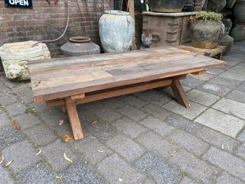 Robuuste salontafel gemaakt van oud hout beschikbaar voor biedingen