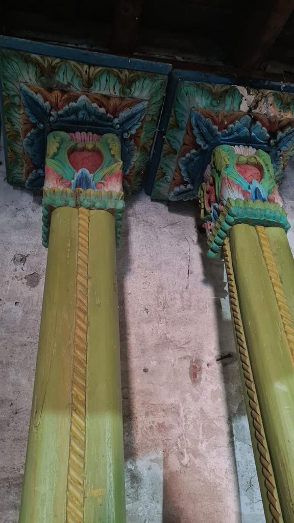 Balinese tempel pilaren - origineel hardhout, 270cm, Antiek en Kunst, Antiek | Woonaccessoires, Ophalen