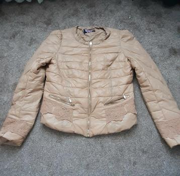 Damesjas beige met geborduurde kanten versiersels maat XL

 beschikbaar voor biedingen