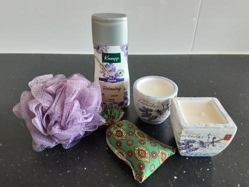 LAVENDEL SETJE MET PUFF en KAARSJES, Sieraden, Tassen en Uiterlijk, Uiterlijk | Lichaamsverzorging, Zo goed als nieuw, Overige typen