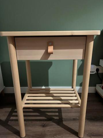 Houten bijzettafel met lade beschikbaar voor biedingen