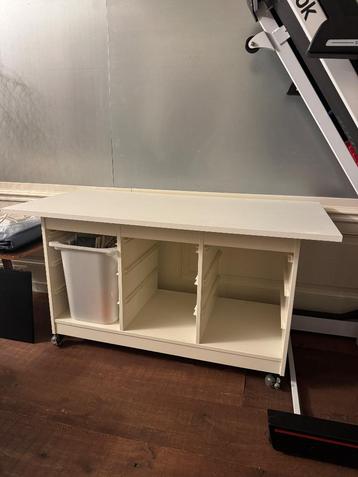 Kastje tafel op willetjes 