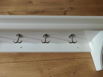 Witte Ikea Wandplank met Haken - Zo Goed Als Nieuw beschikbaar voor biedingen