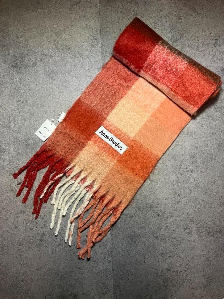 Acne Studios Sjaal - Nieuwstaat!, Kleding | Dames, Mutsen, Sjaals en Handschoenen, Zo goed als nieuw, Sjaal, Ophalen of Verzenden