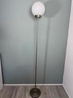 Retro Ikea desing Mansken vloerlamp met Witte glazen bol, Huis en Inrichting, Lampen | Vloerlampen, ?, Zo goed als nieuw, Minder dan 100 cm