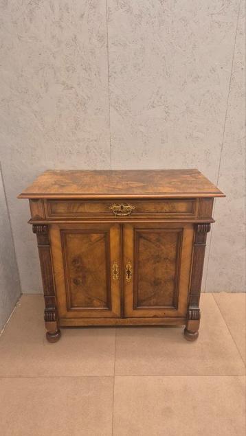 Klassiek houten kastje met lade, antieke stijl. beschikbaar voor biedingen