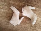 LILIAN NUDE/BEIGE suede / top staat 38, LILIAN, Beige, Lage of Enkellaarzen, Ophalen of Verzenden