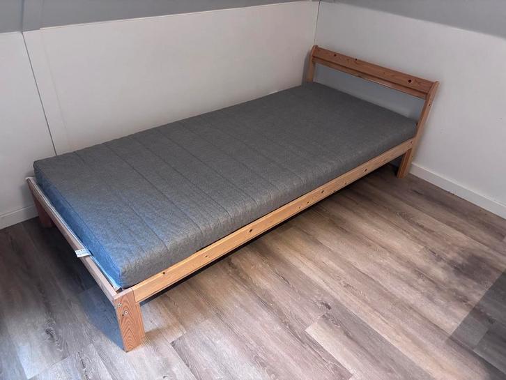 IKEA NEIDEN bed compleet met lattenbodem en matras, Huis en Inrichting, Slaapkamer | Bedden, Zo goed als nieuw, Eenpersoons, 90 cm