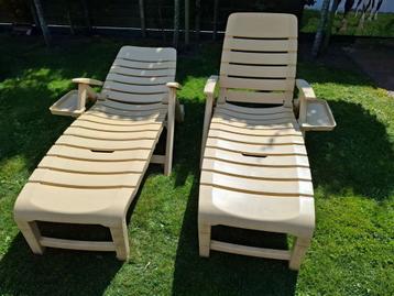 2 Hartman ligstoelen in goede staat met zijtafeltje beschikbaar voor biedingen