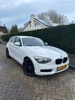 BMW 1-Serie uit 2013 - Kleur wit en zwarte velgen, Auto's, BMW, Te koop, Geïmporteerd, 5 stoelen, Benzine