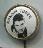 Ronnie Tober zanger koper Astor speldje ( S_220 ), Verzamelen, Verzenden, Zo goed als nieuw, Transport, Speldje of Pin