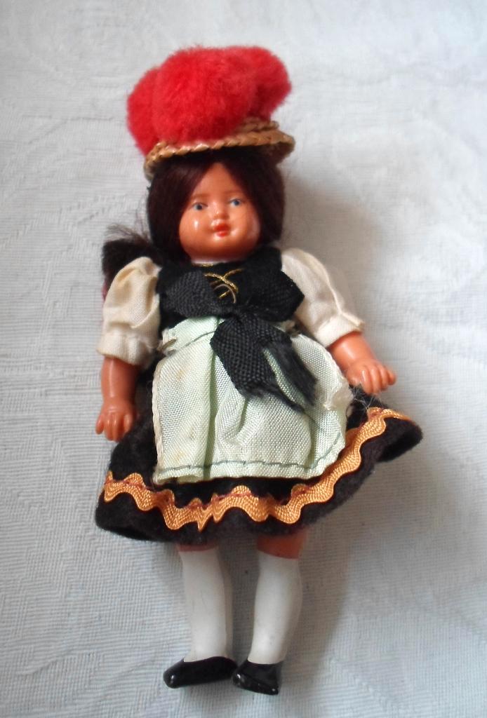 Oud popje. Merk: Emil Schwenk. Klederdracht, Verzamelen, Poppen, Zo goed als nieuw, Pop, Ophalen of Verzenden