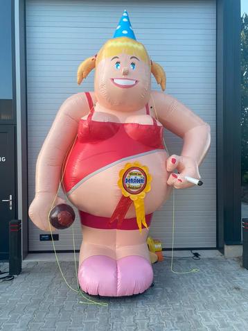 Sarah “Feestganger te huur” beschikbaar voor biedingen