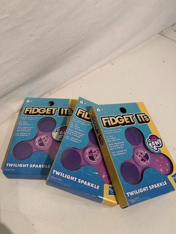 Paarse fidget spinners beschikbaar voor biedingen