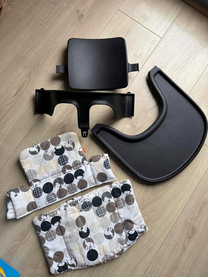 Stokke Tripp Trapp Babyset Zwart + Blad & Kussenset, Kinderen en Baby's, Kinderstoelen, Gebruikt, Meegroeistoel, Afneembaar eetblad