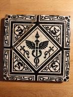 Oude tegel met caduceus afbeelding. Zwart-Wit 15-15 cm, Antiek en Kunst, Ophalen