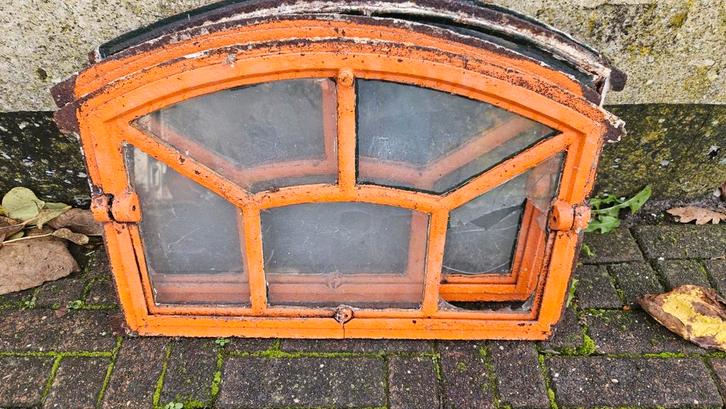 4 antieke gietijzeren stalraampjes – 3 kantelbaar, 1 vast (4, Doe-het-zelf en Verbouw, Glas en Ramen, Gebruikt, Gevelraam of Ruit