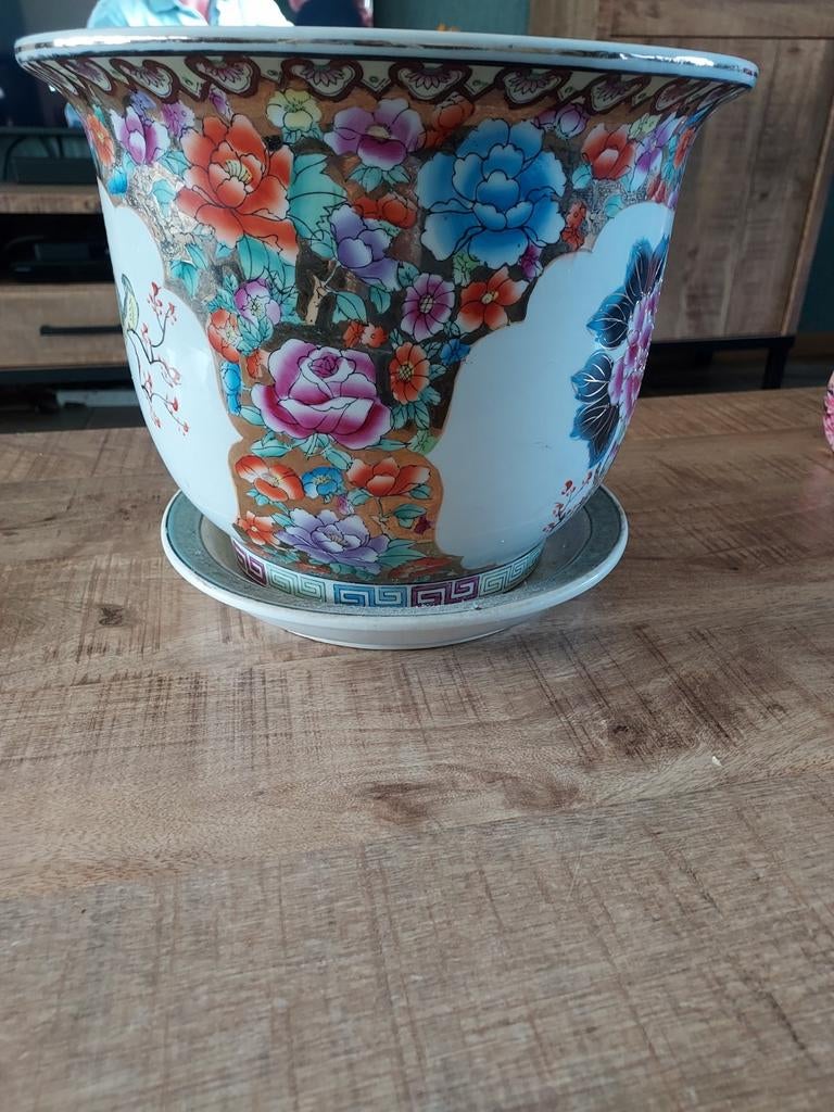 Bloempot met bloemenmotief, Ophalen