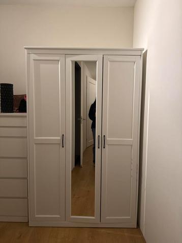 Witte kledingkast met spiegeldeur beschikbaar voor biedingen