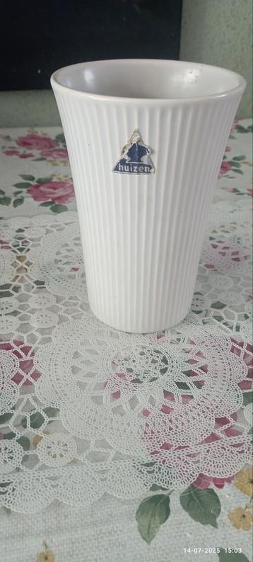 Vintage de driehoek huizen pastel vaas ultra lichtblauw beschikbaar voor biedingen