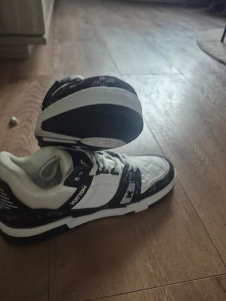 Te koop LOUIS VUITTON schoenen maat 44, Kleding | Heren, Schoenen, Ophalen of Verzenden, Zo goed als nieuw