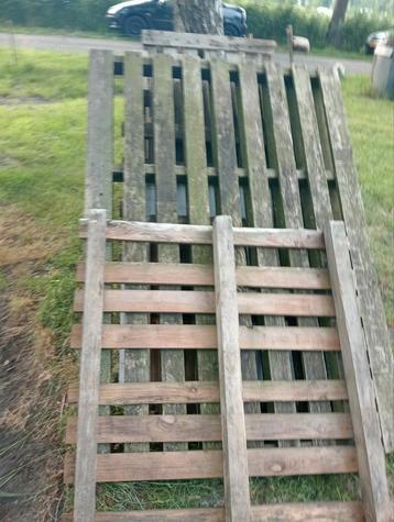 Gratis op te halen houten gebruikte pallets beschikbaar voor biedingen