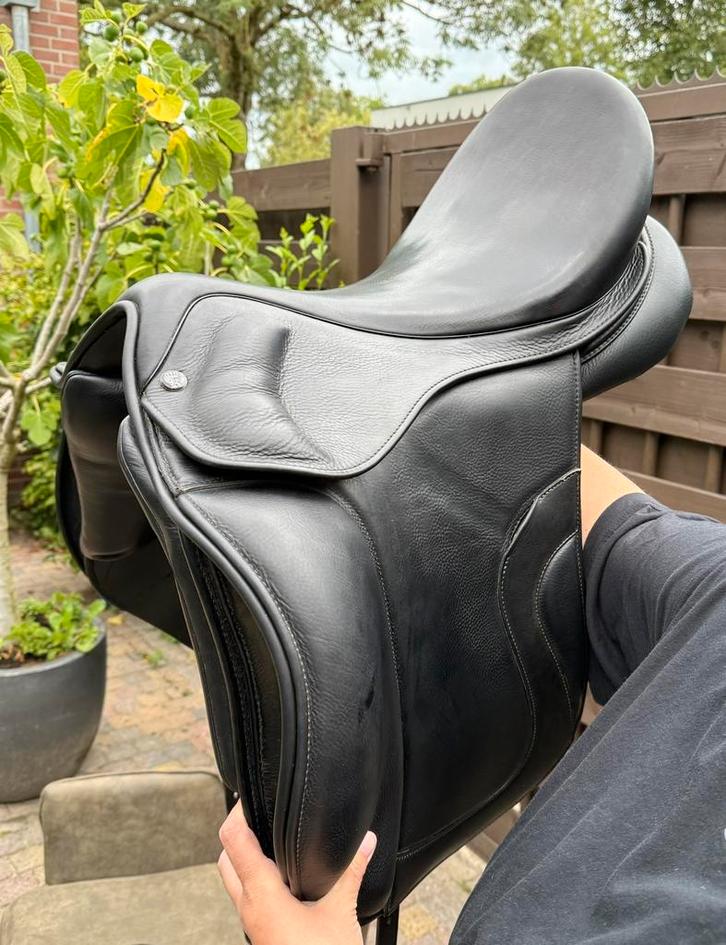 Kingsley zadel D1 •18 inch• 2020 nieuw aangekocht, Dieren en Toebehoren, Paarden en Pony's | Zadels, Zo goed als nieuw, Dressuur
