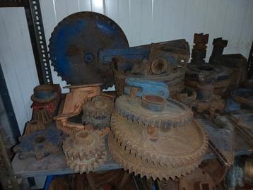 Vintage industriële landbouw tandwielen en delen decoratieve beschikbaar voor biedingen
