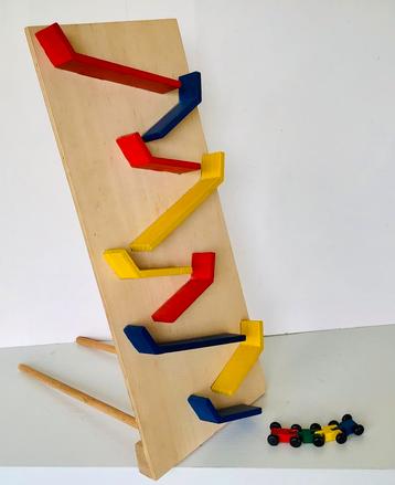 Leuke houten zigzag autobaan / rollerbaan met rij autootjes beschikbaar voor biedingen