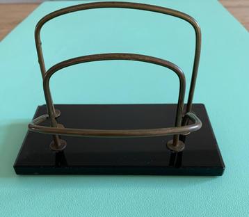 Vintage brievenhouder met messing en zwart glas beschikbaar voor biedingen