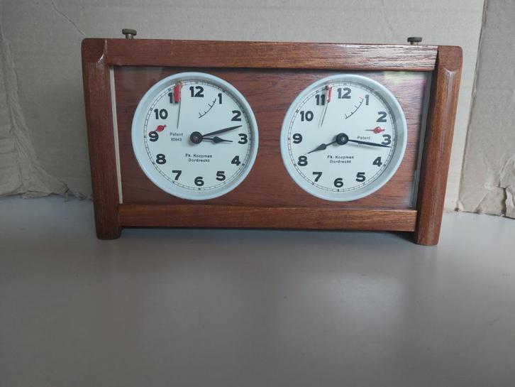 Donkere houten Koopman schaakklok 1970., Hobby en Vrije tijd, Gezelschapsspellen | Bordspellen, Gebruikt, Een of twee spelers