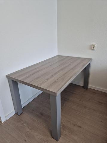 Eettafel beschikbaar voor biedingen