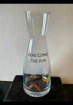 Glazen karaf “Here comes the sun”. Ontwerp Ameerlaan Niekerk, Antiek en Kunst, Ophalen of Verzenden